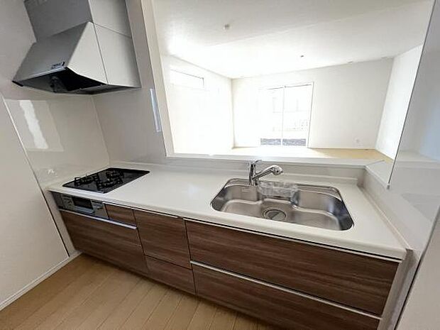 リビングが見渡せ、料理中も会話が弾む対面式キッチンです。