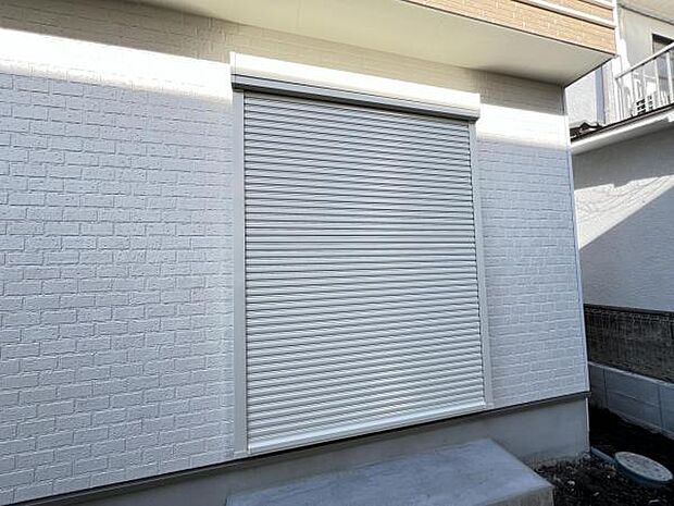 雨戸シャッター付きで、防災・防犯に心強いですね。