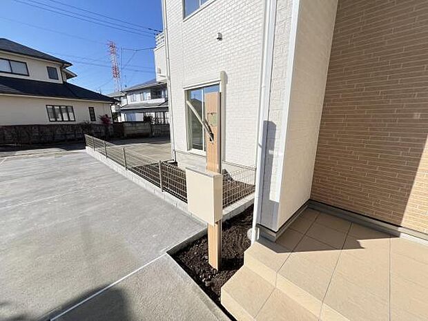 TVドアホンとポストが付いた門柱です。TVドアホンは録画機能付きですので、防犯に役立ちます。