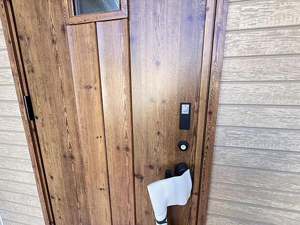 スマホケースやお財布にカードキーをいれておけば、かざすだけで簡単に玄関の開閉ができます。