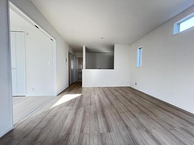 北から南に向かって撮影したリビングです。16.75帖のLDKです。