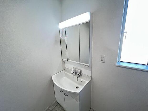 シャワー付き洗面化粧台です。手軽にシャンプーができ、お掃除もしやすいですね。