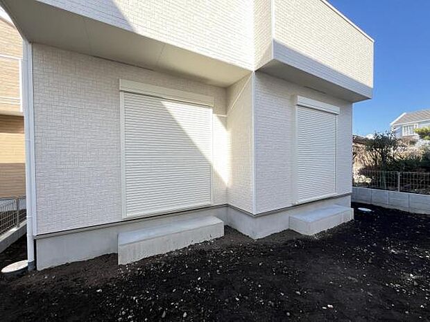 雨戸シャッター付きで、防災・防犯に心強いですね。