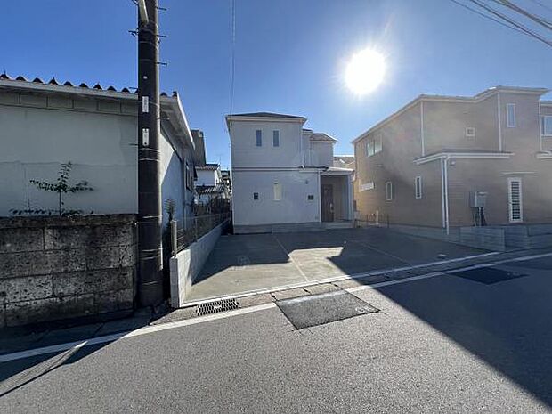 車3台並列で停めれます。