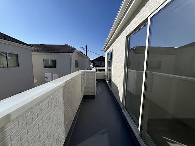 東端から撮影したバルコニーの画像です。