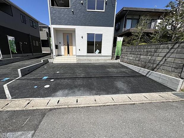 セカンドカーにも便利な並列駐車2台可能です。