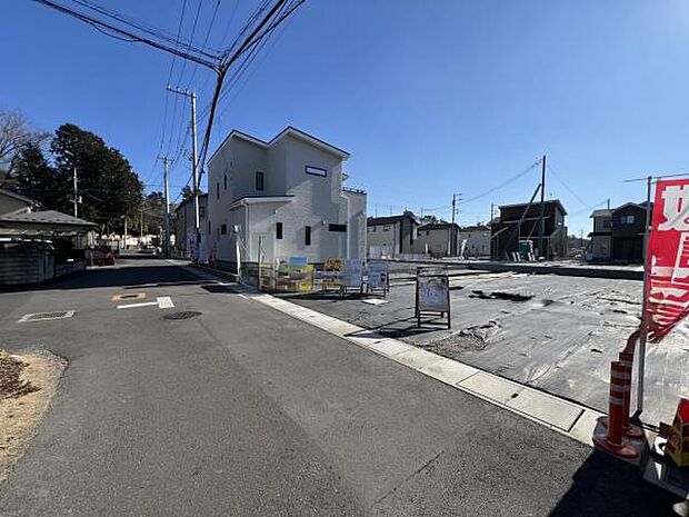 前面道路を含めた現地写真です。