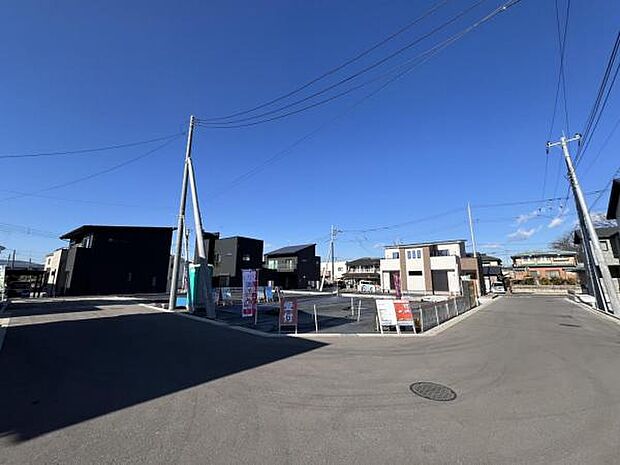 前面道路を含めた現地写真です。