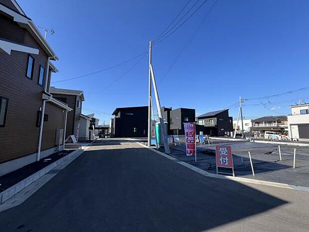 前面道路です。住宅地につき落ち着いた新生活を始められそうです。
