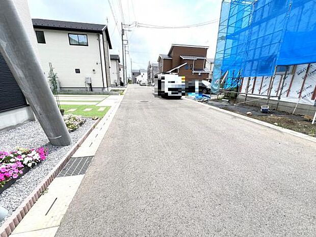 前面道路を含めた現地写真です。