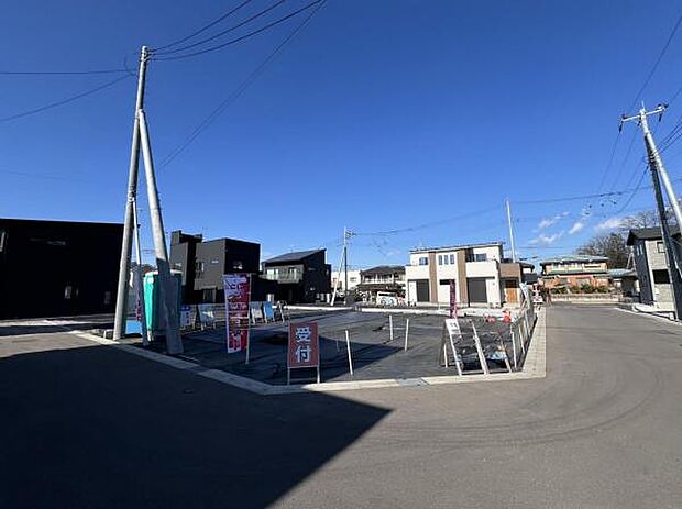 前面道路を含めた現地写真です。ぜひ周辺環境も併せてご覧ください。