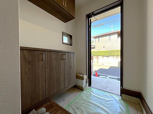 綺麗で明るい玄関でお客様をお迎えいただけます。