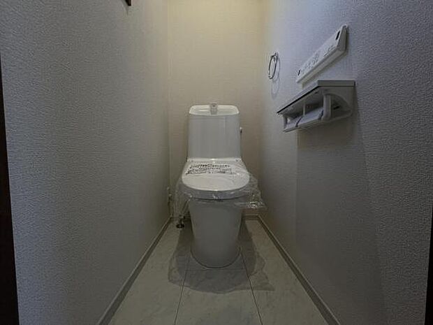 シャワー洗浄機能付のトイレは、清潔感が印象的な空間ですね。