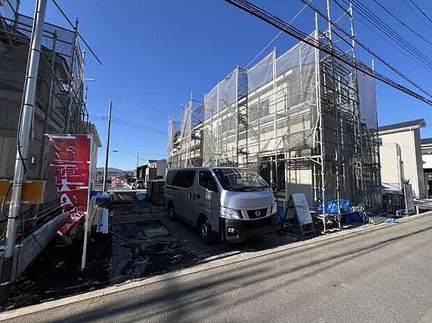 前面道路です。住宅地につき落ち着いた新生活を始められそうです。