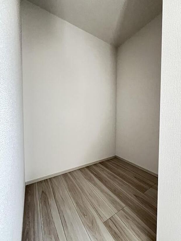いつでもお部屋をスッキリお使い頂ける収納スペースを設置。