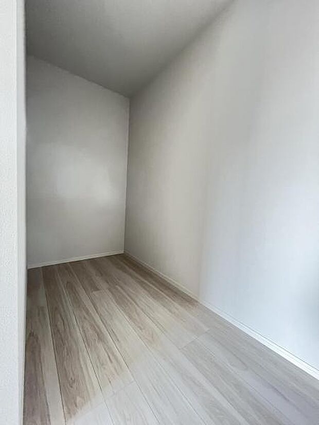 ウォークインクローゼットがあり収納スペースも豊富。季節物もスッキリ片付きそうです。