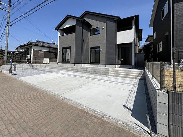 カースペースは車種により並列3台駐車可能です。