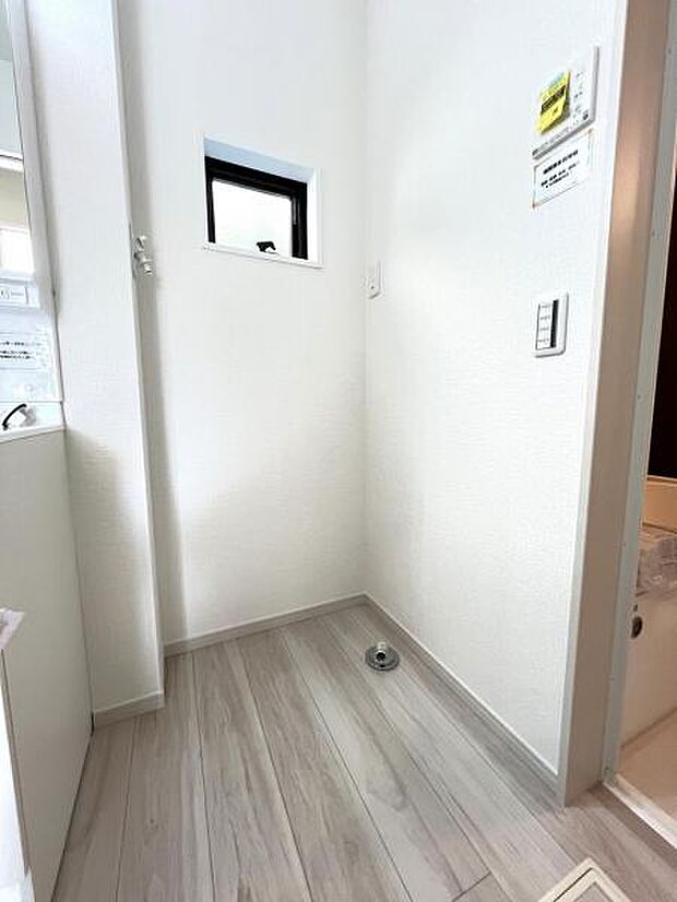 独立洗面台の横にはランドリースペースがございます。