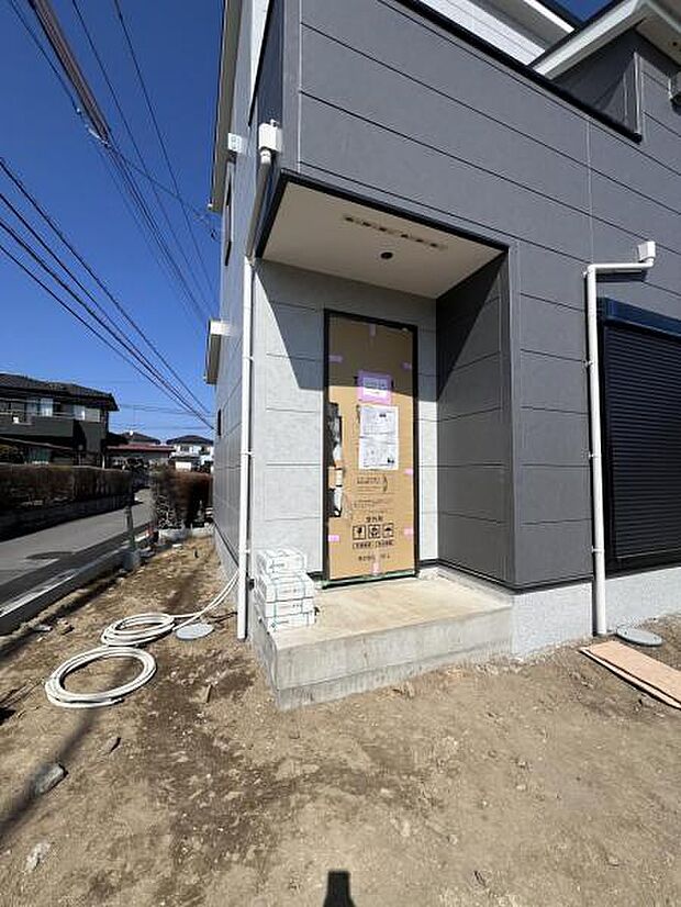 雨天時の荷物搬入に便利な玄関ポーチ付きです。