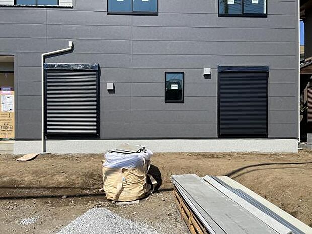 雨戸シャッター付きで、防災・防犯に心強いですね。