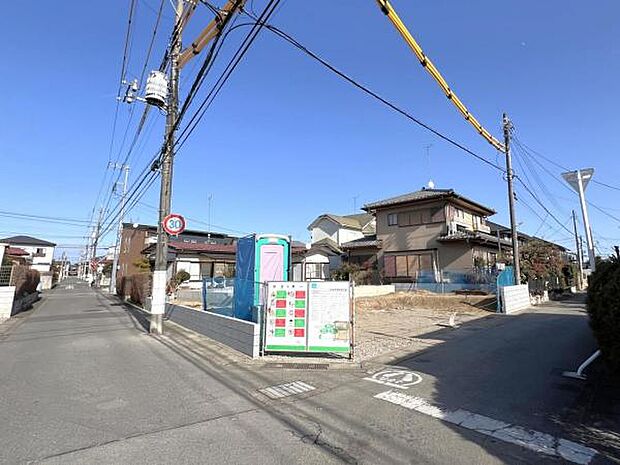 前面道路を含めた現地写真です。