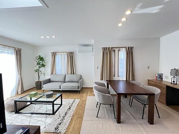 家族団らんの場所としてゆったりと居心地の良いリビングです。