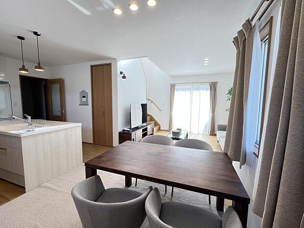 お食事中もキッチンと会話が楽しめるダイニングスペース。