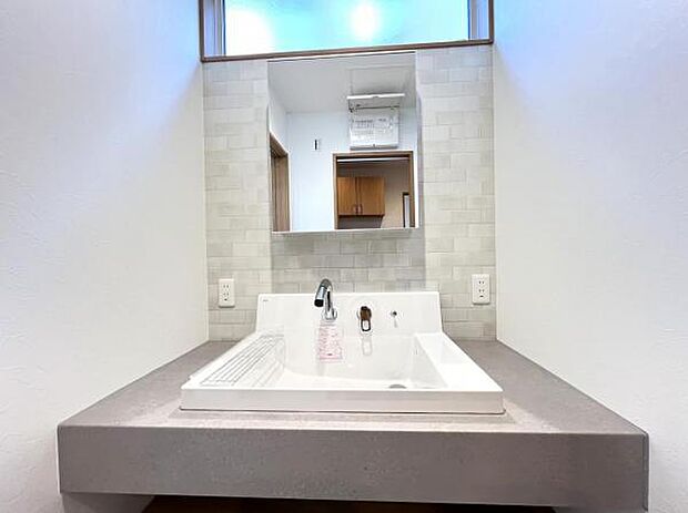 洗面化粧台です。朝の身支度から1日が始まります。