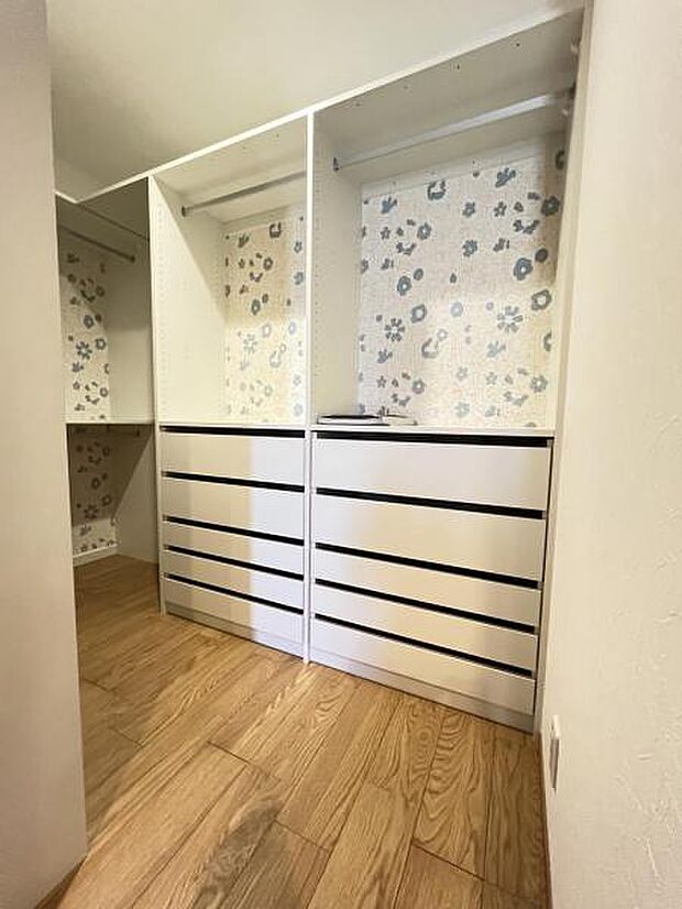 ファミリークローゼットがあり収納スペースも豊富。季節物もスッキリ片付きそうです。