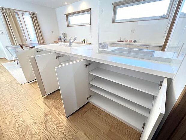 ペニンシュラキッチンに収納が付いています。