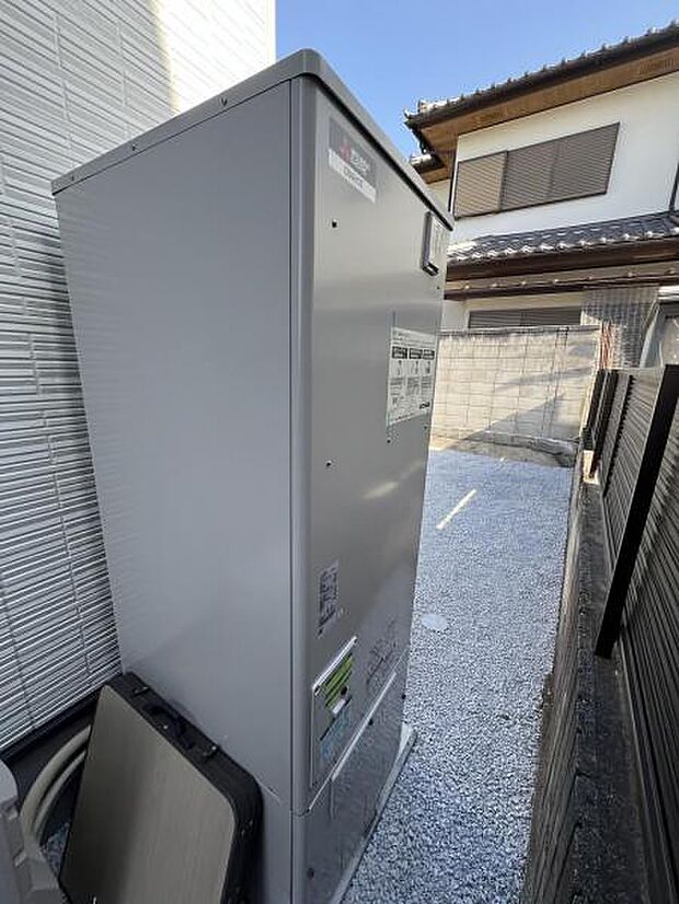 オール電化住宅です。ヒートポンプユニット型給湯器です。