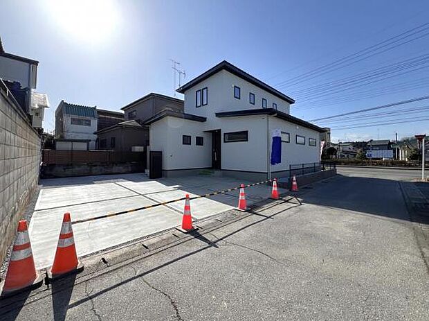 前面道路を含めた現地写真です。ぜひ周辺環境も併せてご覧ください。