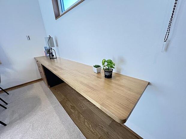 ダイニングにスタディカウンターがあります。