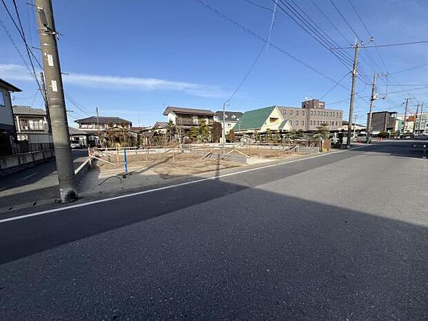 前面道路を含めた現地写真です。