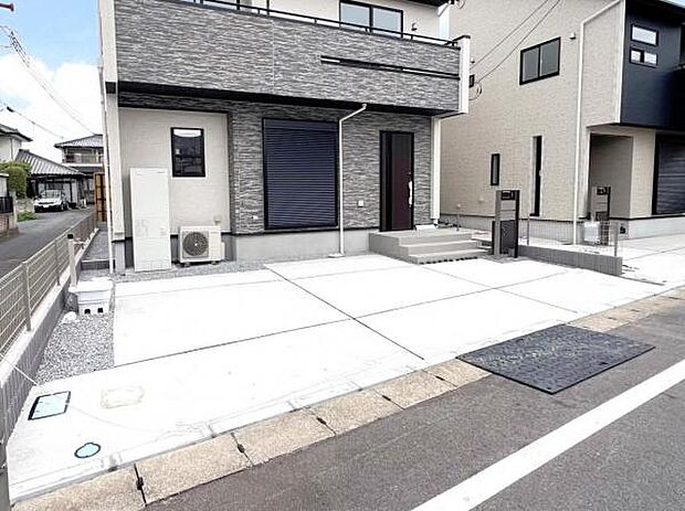 セカンドカーにも便利な並列駐車2台可能です。