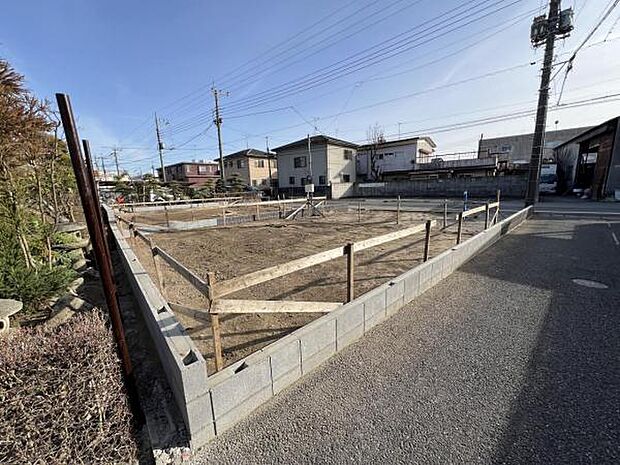 木造2階建てです。