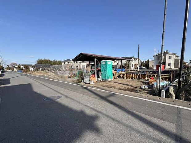 前面道路を含めた現地写真です。