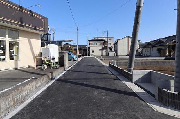 前面道路を含めた現地写真です。ぜひ周辺環境も併せてご覧ください。