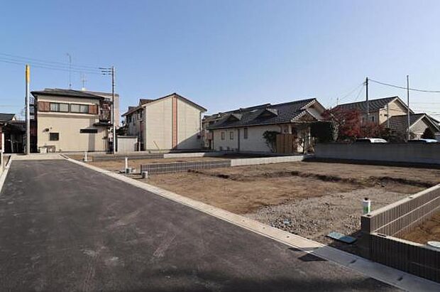 前面道路です。住宅地につき落ち着いた新生活を始められそうです。