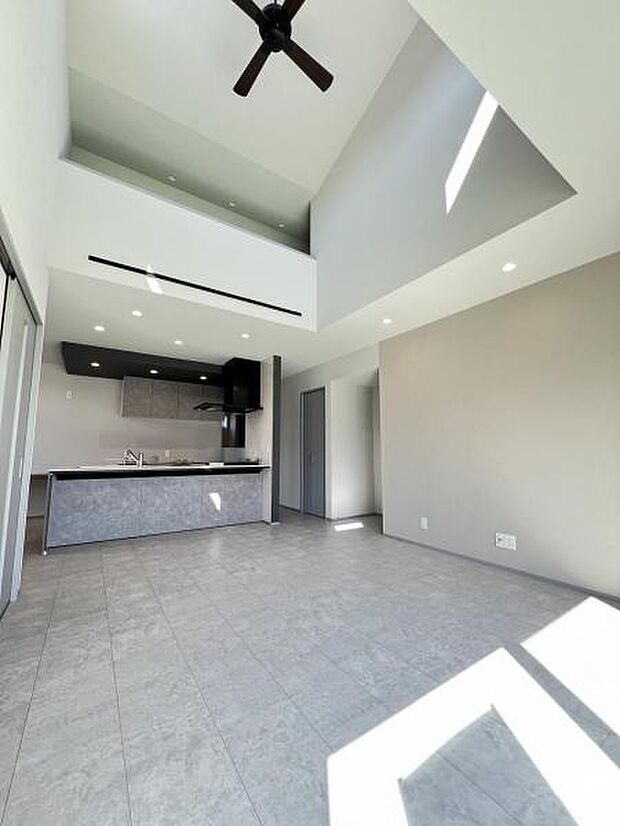 家族団らんの場所としてゆったりと居心地の良いリビングです。上部は吹抜けで開放感があります。