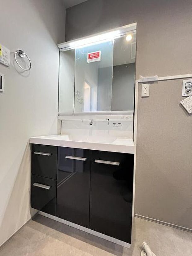 洗面化粧台です。朝の身支度から1日が始まります。