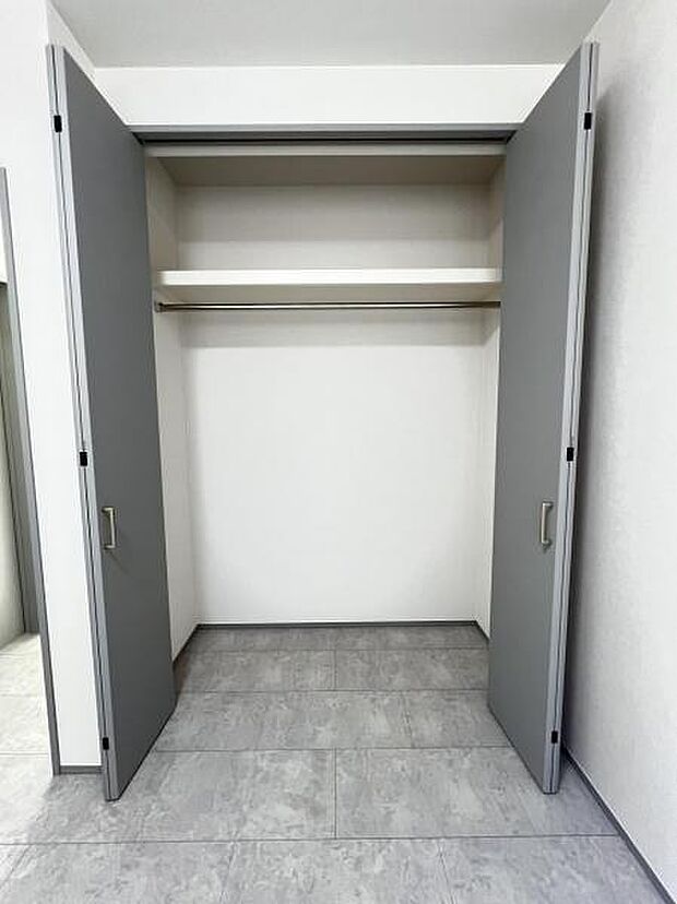 いつでもお部屋をスッキリお使い頂ける収納スペースを設置。