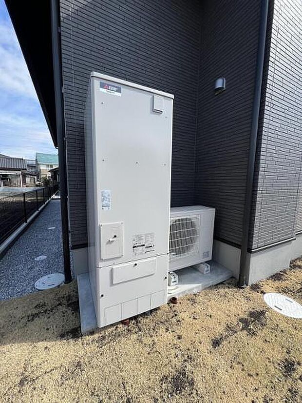 オール電化住宅です。ヒートポンプユニット型給湯器です。