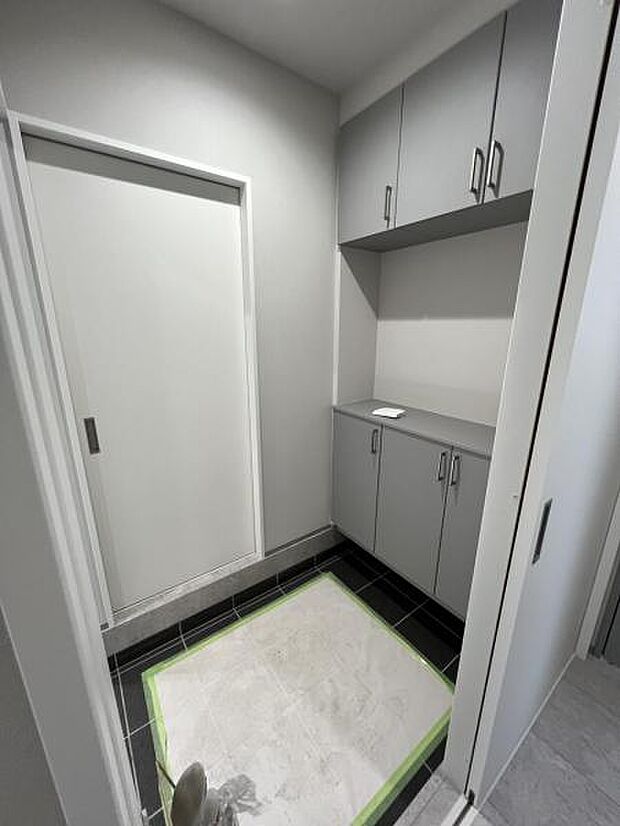 2つ目のシューズクロークです。ちょっとした収納スペースにもなります。