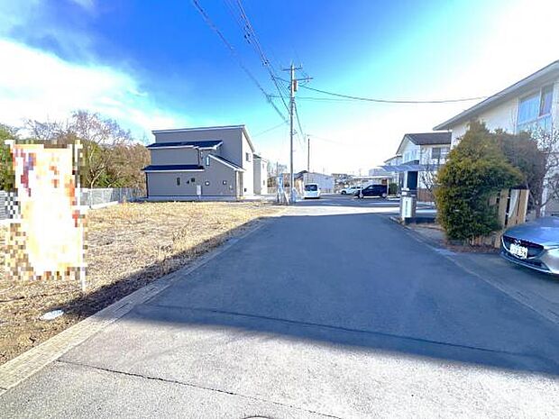 前面道路です。住宅地につき落ち着いた新生活を始められそうです。