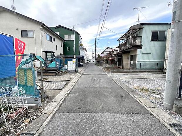 前面道路を含めた現地写真です。ぜひ周辺環境も併せてご覧ください。