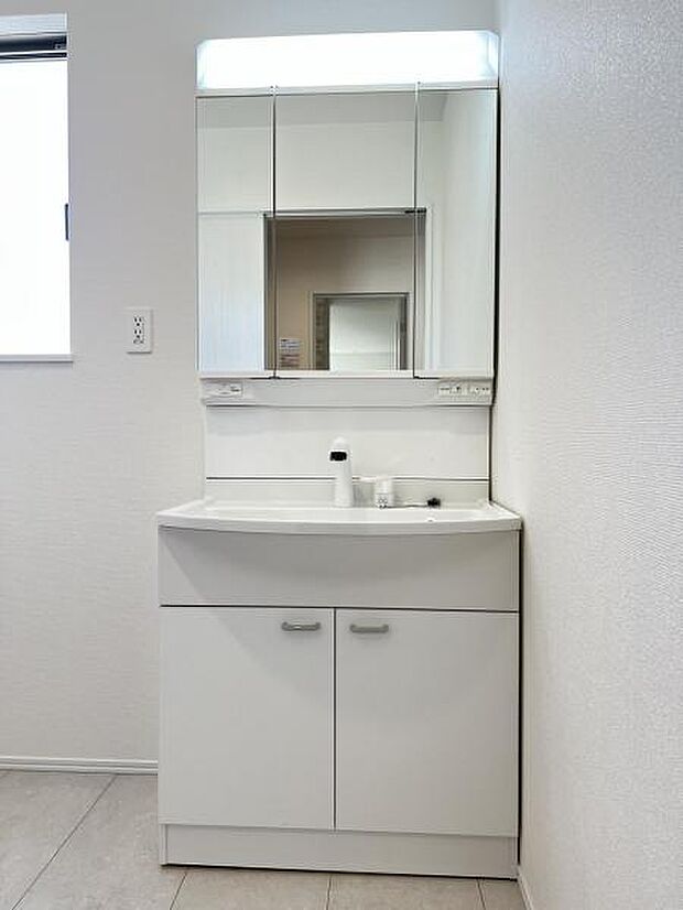 洗面化粧台です。朝の身支度から1日が始まります。