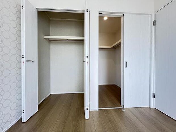 ウォークインクローゼットとクローゼットがあり収納スペースも豊富。季節物もスッキリ片付きそうです。
