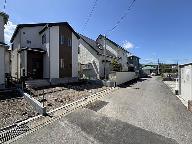 前面道路を含めた現地写真です。ぜひ周辺環境も併せてご覧ください。