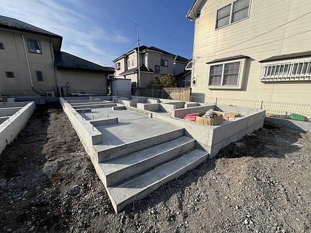 木造2階建てです。